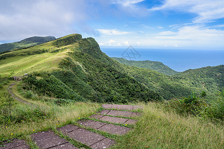 美丽的草原 川川谷 高林山的草原土地途径风景爬坡场景农田公吨顶峰地平线晴天图片