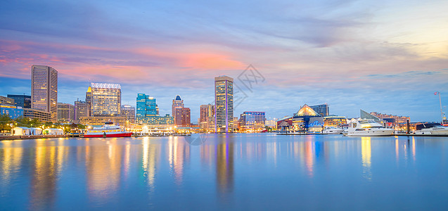 美国马里兰州巴尔的摩市中心的内港地区建筑物城市蓝色商业码头港口反射地标日落天际图片