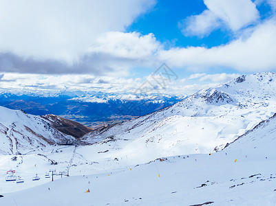 滑雪度假胜地岩石风景旅行跑步太阳远景场地环境天空场景图片