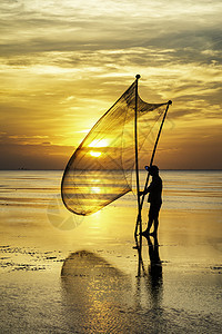黑影渔民在清晨蓝色海洋文化天空渔夫钓鱼旅行橙子反射海滩图片