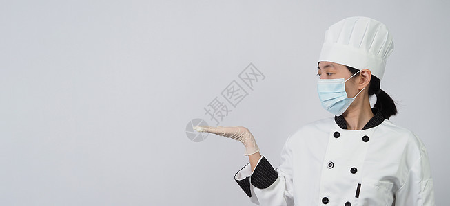 身着制服的亚洲女厨师 带着医疗面罩和手套厨房男人安全疾病保健保护卫生工作食物流感图片