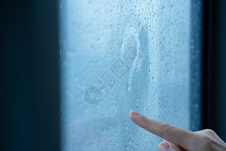 下雨时 女性的手在雾蒙蒙的窗户上画了一个问号 一杯水滴雨滴蓝色季节女孩宏观绘画女士气泡蒸汽玻璃图片