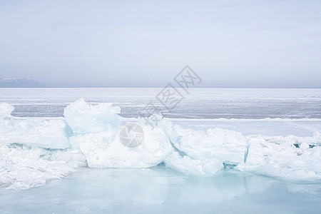 俄罗斯Baikal湖冰冻湖中的碎冰水晶蓝色天空宏观旅行季节冰块天气冻结风景背景图片