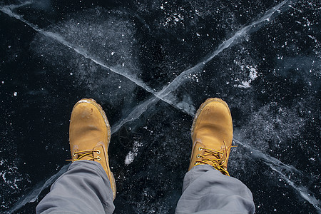 在破碎冰层上站立的脚的顶角角度视图摄影冒险男人图片