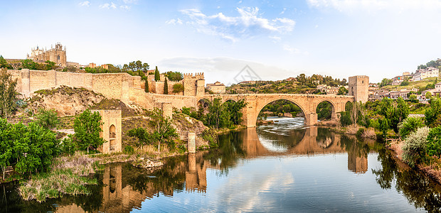 著名的托莱多桥的全景 在西班牙 欧洲旅游波纹建筑城堡地平线石头反射蓝色地标天空图片
