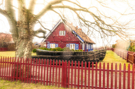 漂亮的乡村房子和院子 与栅栏相邻图片