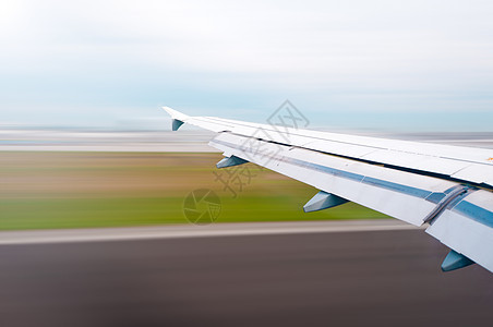 飞机机翼起飞或降落旅行车辆蓝色翅膀跑道飞机场天空航空公司技术航空图片