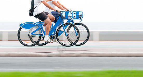 两个骑自行车的人动起来了蓝色朋友们运动旅行男人白色绿色男性夫妻假期图片