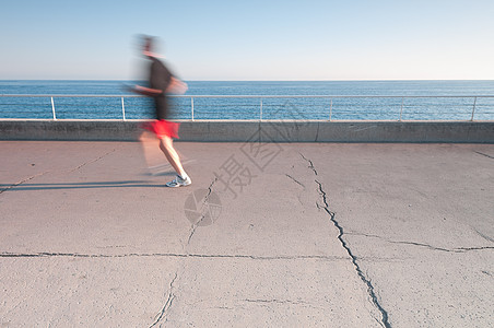 人在海边奔跑速度短跑天空慢跑身体慢跑者跑步运动闲暇蓝色图片