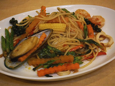 Spaghetti与辣椒混合海产食品图片