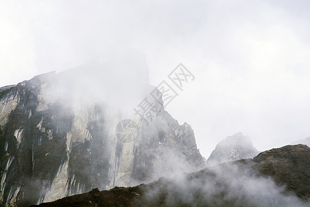 尼泊尔喜马拉雅山峰 有雪 云和雾的山峰远足旅游风景荒野爬坡薄雾戏剧性国家天空顶峰图片