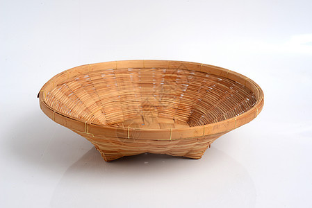 白色背景的竹竿篮子木头食品手工把手织物生态容器工艺传统材料图片