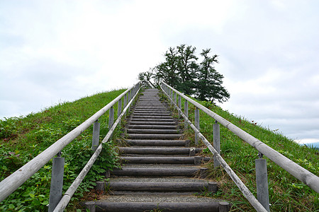 上绿色山坡的楼梯图片