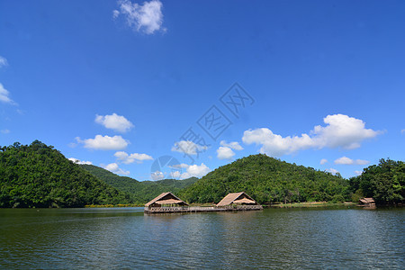 在泰国Suphan Buri省Khoo wung湖拥有旧房子木筏反射公园竹子旅游森林蓝色天空生活旅行图片