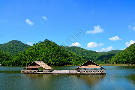 在泰国Suphan Buri省Khoo wung湖拥有旧房子钓鱼生活旅游攀武旅行风景天空竹屋木筏反射背景