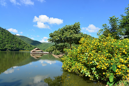 在泰国Suphan Buri省Khoo wung湖拥有旧房子生活钓鱼竹子竹屋旅游木筏旅行风景蓝色天空图片