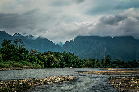 具有山山云背景的河流风景图象;图片