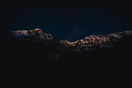 山脉的黑暗和沉暗形象 深色音相片图片