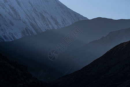 清晨的山脉分布 在阳光下的不同树荫下背景图片