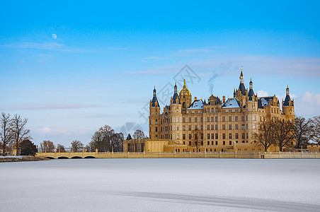 美丽的童话时代的施韦林城堡 在冬天建筑学旅行议会地方风格金子建筑旅游目的地大教堂图片
