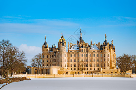 美丽的童话时代的施韦林城堡 在冬天旅行公园景点风格议会全景旅游历史性建筑学摄影图片