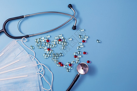 药丸 听诊器和蓝色背景的医疗面具治疗药店卫生安全疾病科学药物感染口罩医院图片