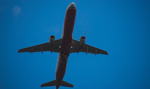 飞机在空中飞翔旅行喷射天空旅游航班航空商业空气太阳飞机场图片