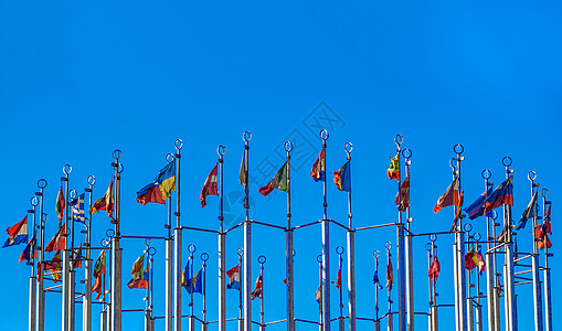 旗帜对着蓝天国家建筑地标天空世界蓝色联盟办公室议会建筑学图片