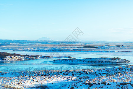 冰岛平原的河流 河岸上满是积雪 冬季风景 空旷的空间溪流蓝色旅游旅行场景公园天空全景流动环境图片