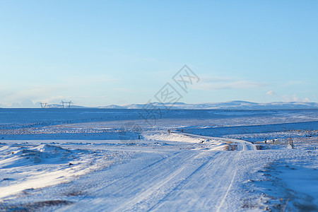 冰岛的冬季景色令人惊叹 从路边看 大自然不寻常的美丽场地场景蓝色季节日落街道风景沥青农村爬坡图片