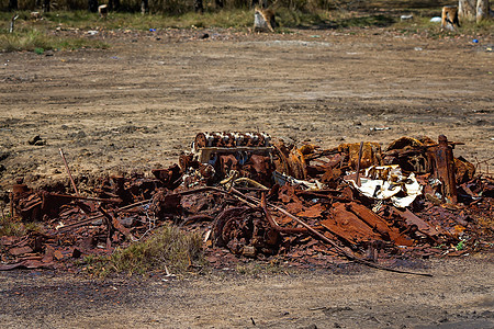 废弃汽车的碎石沉船碰撞垃圾车辆腐烂时间古董倾倒引擎残骸犯罪图片