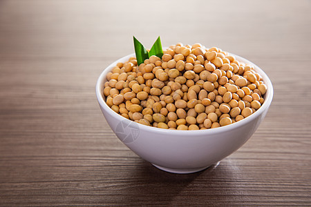 木质表面的豆豆 健康的生食品黄色大豆黄豆营养豆腐粮食种子牛奶蔬菜白色图片