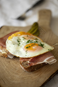 鸡蛋阳光明媚的侧面早餐美食油炸乡村盘子胡椒咖啡火腿面包服务图片