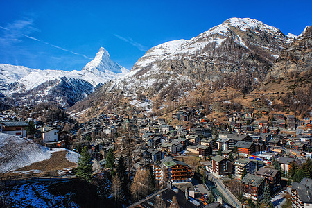 美丽的老村庄风景 马特霍恩山峰背景蓝色顶峰岩石假期全景高度首脑天空滑雪旅行图片