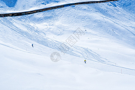 滑雪者独自带着头盔在通往马特霍的滑雪坡上滑雪山脉冒险运动顶峰天空单板男人晴天旅行假期图片