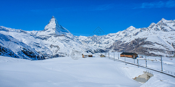 雪山多角山峰 泽尔马Zerma游客蓝色风景远足旅行高山假期顶峰全景天空图片