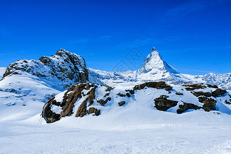 雪山多角山峰 泽尔马Zerma风景晴天旅游游客高度天空冰川高山地标远足图片