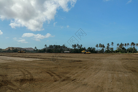 工作机器和重型设备调整赛道的地形 该地区和赛道的建设 西努沙登加拉 龙目岛 印度尼西亚 建造摩托车赛道大奖赛旅游文化发动机建筑学图片