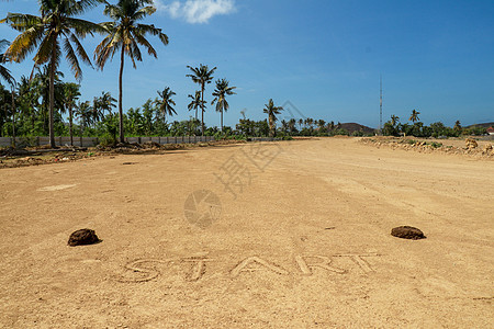 阳光明媚的起跑线赛车背景在沙滩上 在赛道上签名开始 赛车场在建 西努沙登加拉 龙目岛 印度尼西亚铁路在建竞赛发动机倒数安全标题抑图片