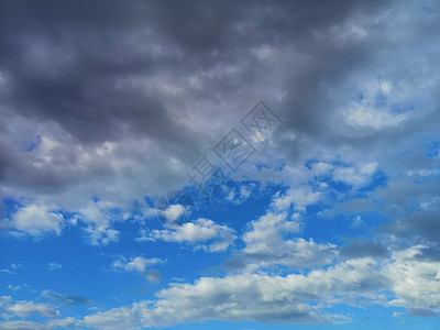 戏剧性全景天空 云层暴风 海洋 气象学季节风暴环境风景太阳阳光空气雷雨蓝色蓝天图片