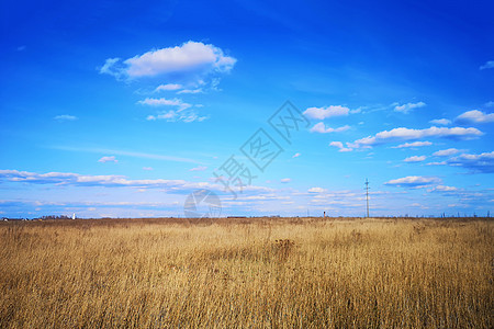 蓝色天空中的大白云 在俄罗斯的一个村庄上方空气阳光雷雨画幅蓝天风景天气季节风暴天堂图片