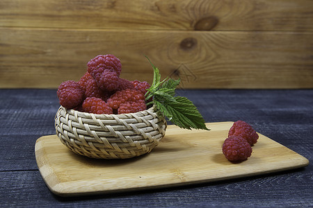 木本底一篮子里新鲜的草莓叶子农业图片植物甜点覆盆子水果有机食品食物乡村图片