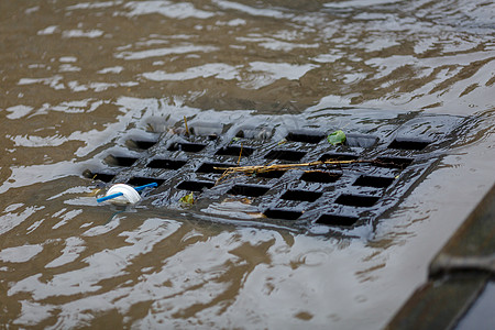 肮脏的雨水排入道路暴雨图片