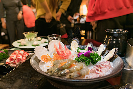 中华热锅配有海鲜和牛排猪肉的音节盘子蒸汽小船乌贼餐厅菜单美食团体营养贝类图片