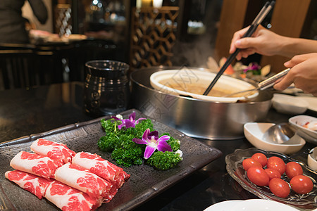 中国沙布餐厅的鲜肉和樱桃西红柿图片