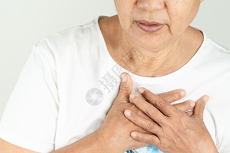 怀着白色背景的乳房的老女人心脏病发作症状成人女性老年形成胸部中年心肌伤害哮喘图片