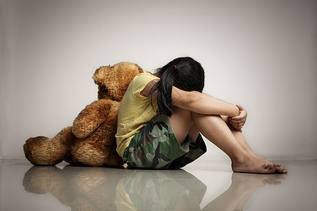 带泰迪熊的小姑娘坐在空房的地板上玩具光谱女孩疾病药品社会自闭症心理学地面治疗图片