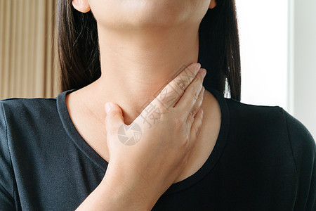 喉咙痛 美丽的女人手摸着她疼痛的脖子病人症状女孩身体感染痛苦女士甲状腺保健吞咽图片
