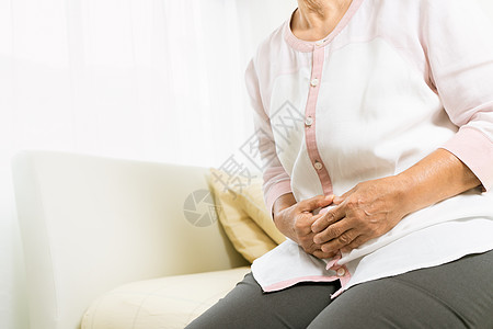 老年妇女在家中的胃部疼痛 老年人的保健问题胀气压力肚子紧迫感腹泻便秘女士卫生腹痛痛苦图片