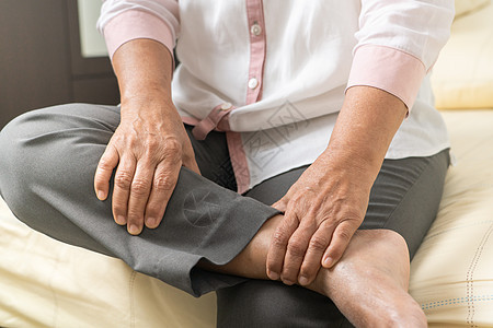 长腿抽筋的老妇人 在家中因脚抽筋而疼痛 愈合保健症状紧张女性身体母亲韧带膝盖药品肌腱图片
